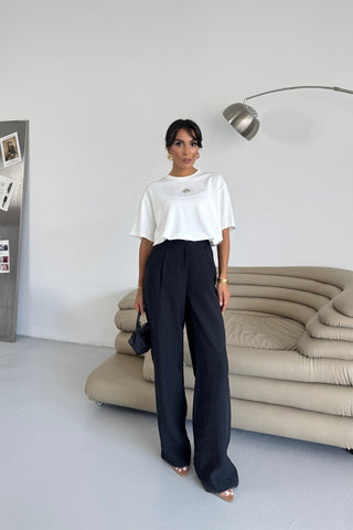 İstiridye Broşlu Tişört - Beyaz