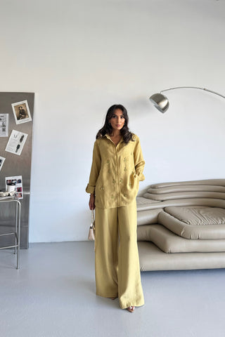 Aksesuar Detaylı Gömlekli Takım – Altın Sarısı