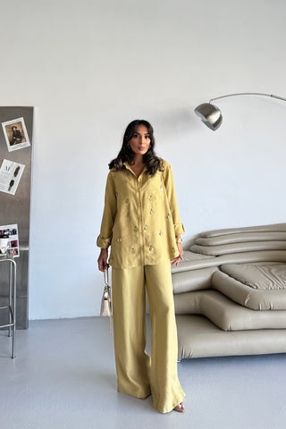 Aksesuar Detaylı Gömlekli Takım – Altın Sarısı