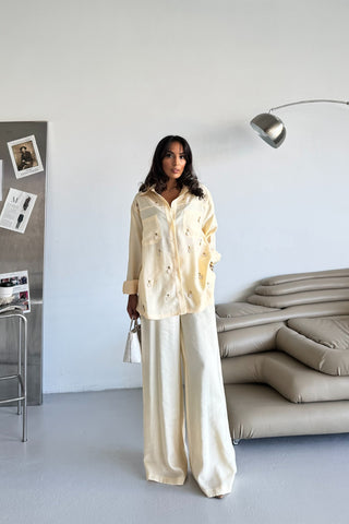 Aksesuar Detaylı Gömlekli Takım – Sarı