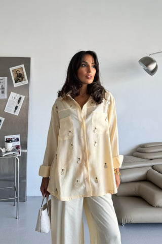 Aksesuar Detaylı Gömlekli Takım – Sarı