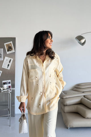 Aksesuar Detaylı Gömlekli Takım – Sarı