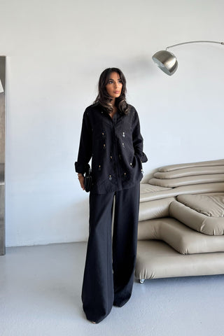 Aksesuar Detaylı Gömlekli Takım – Siyah