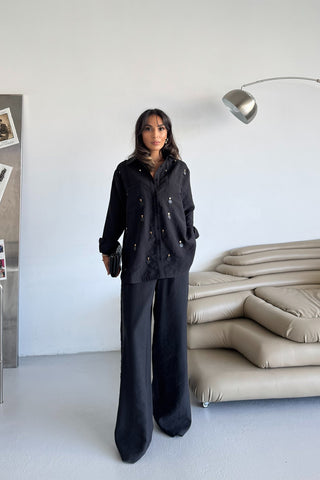 Aksesuar Detaylı Gömlekli Takım – Siyah
