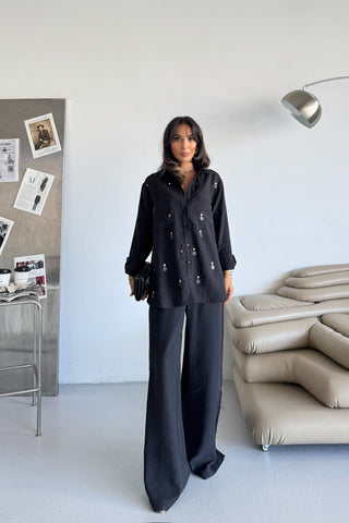 Aksesuar Detaylı Gömlekli Takım – Siyah