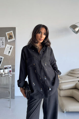 Aksesuar Detaylı Gömlekli Takım – Siyah